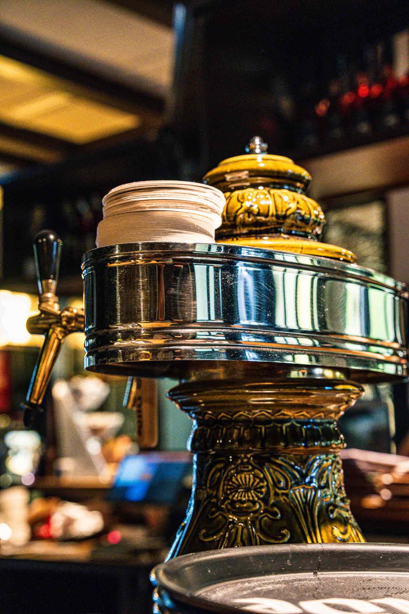 Historischer Gilde-Bierspender aus Keramik und Messing