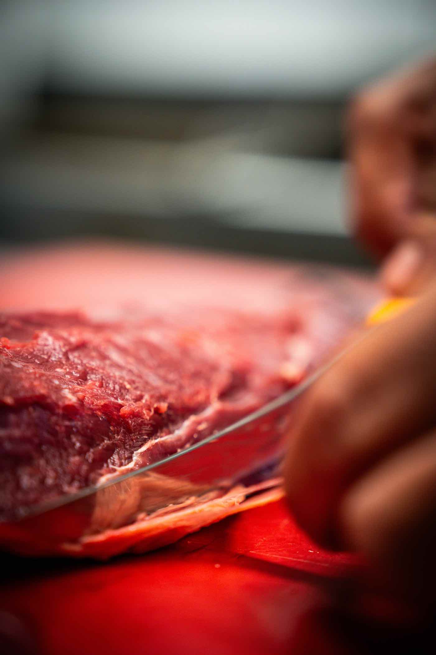 Frisches, regionales Rindfleisch wird von Hand zugeschnitten